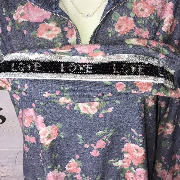 Adorable floral top with sequin LOVE on sleeves - Picture 4 of 6